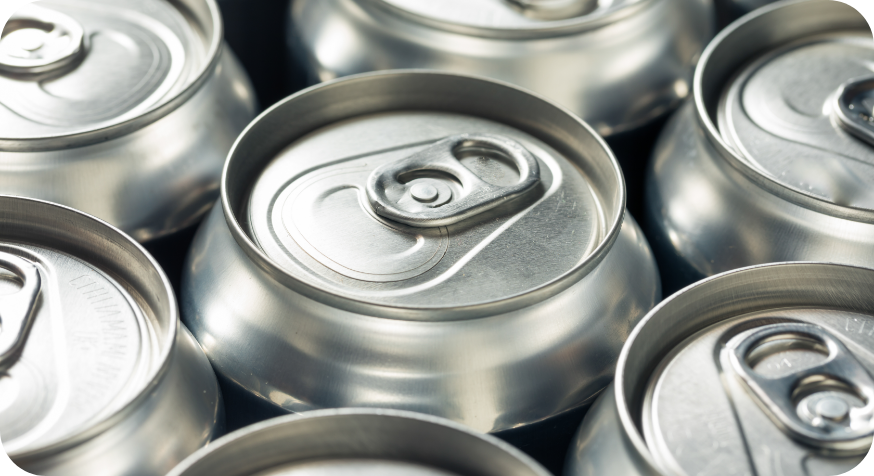 Plusieurs canettes d'aluminium
