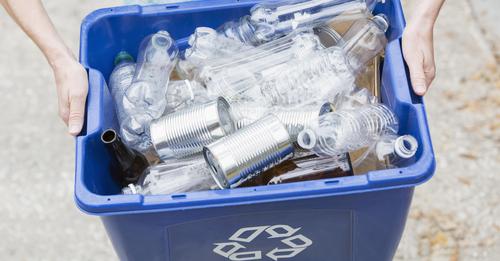 Contenants consignés dans un bac de recyclage