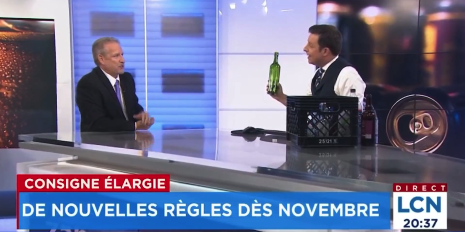 Un homme devant des bacs blancs GoConsigne