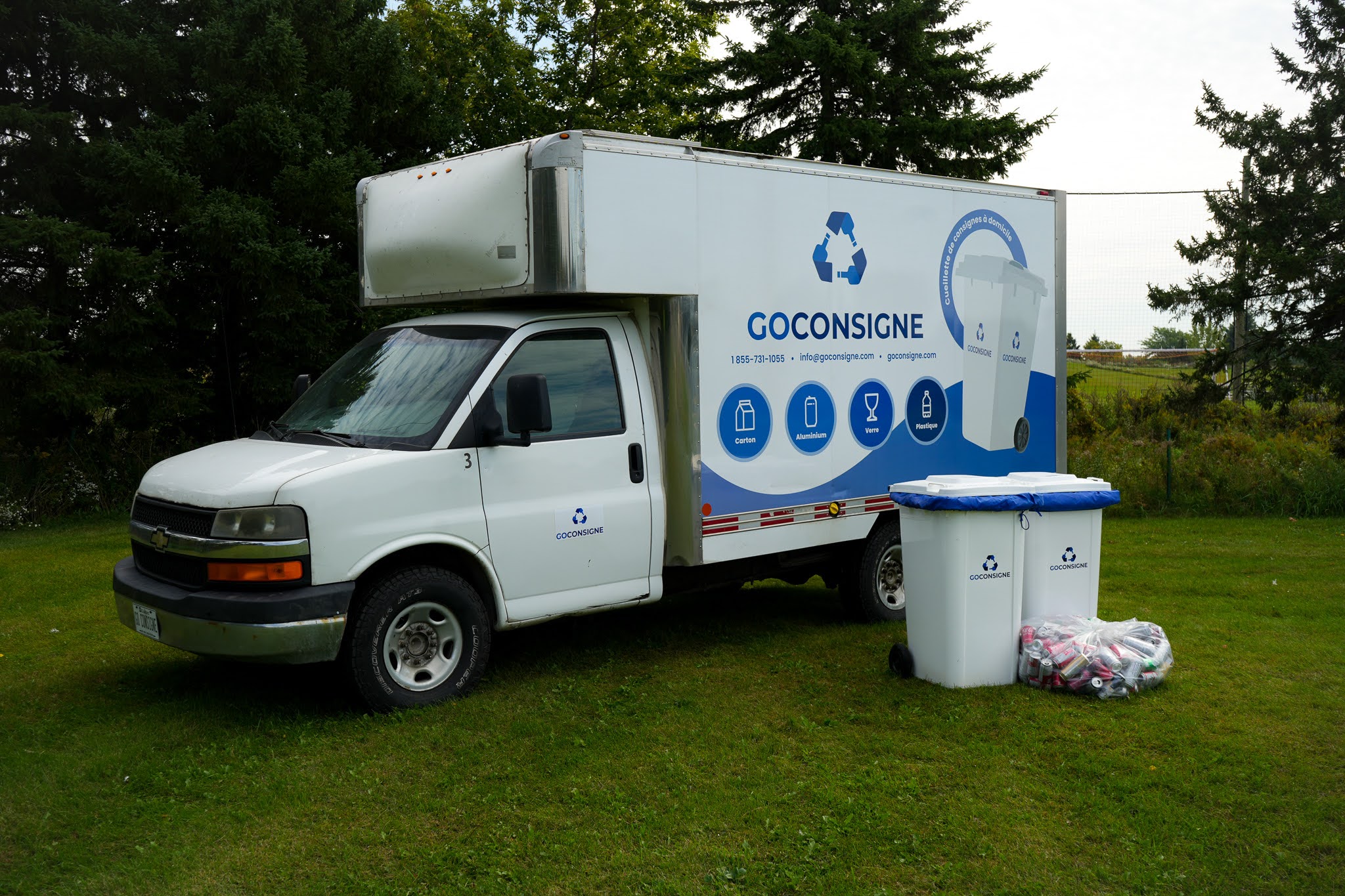 Un homme devant des bacs blancs GoConsigne