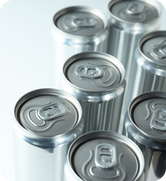 Plusieurs canettes d'aluminium