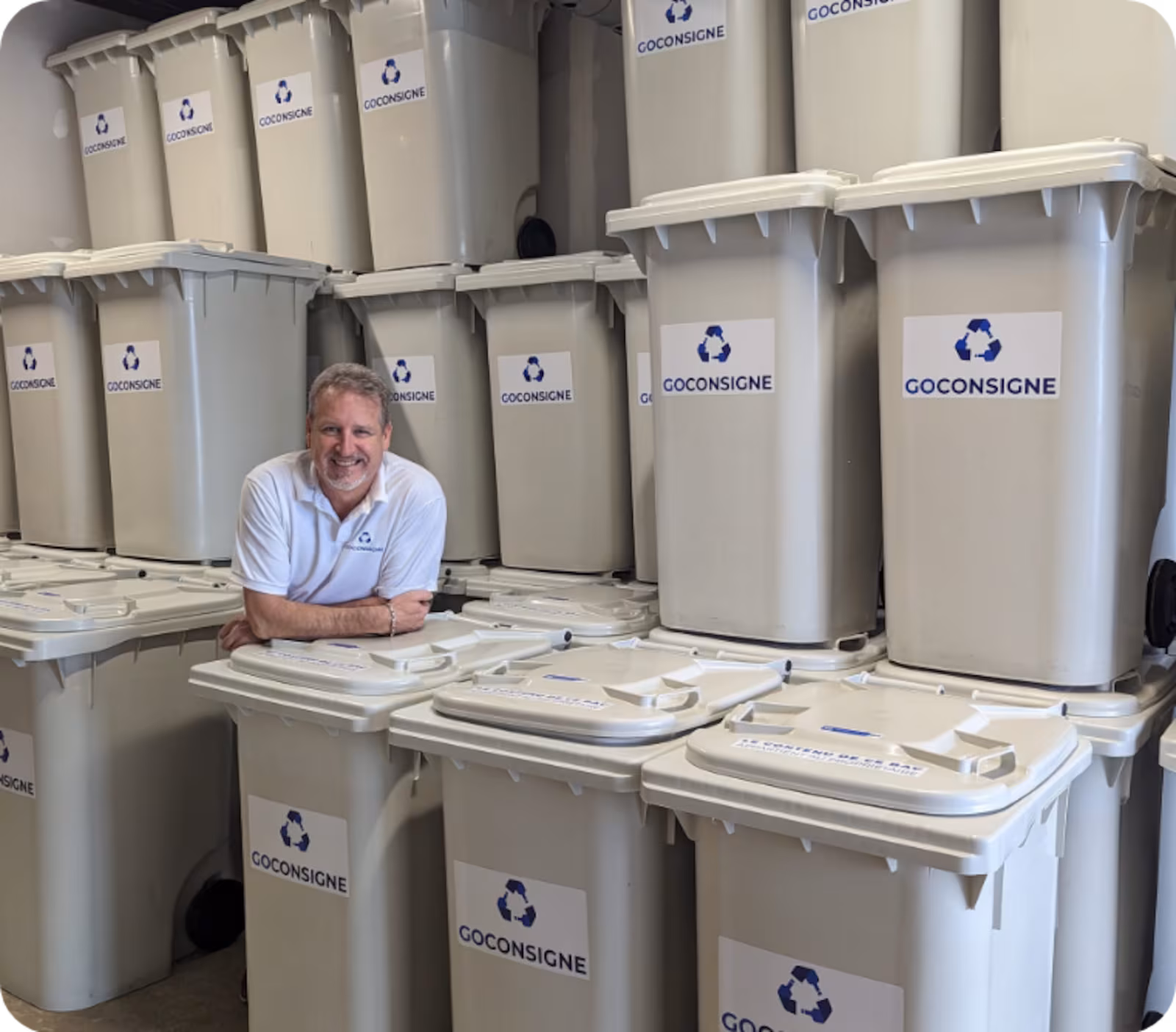 Un homme parmi les bacs blancs