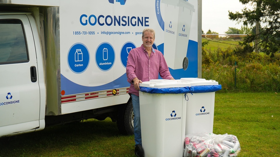 Un homme devant un camion de son entreprise Go Consigne