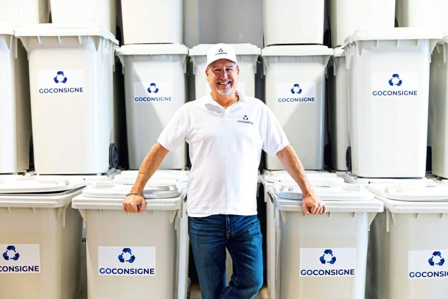 Un homme devant des bacs blancs GoConsigne